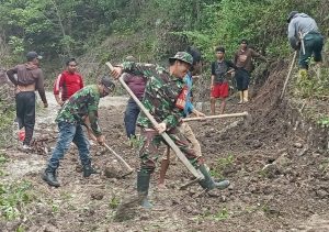 Wujud Kemanunggalan TNI, Babinsa Desa Rajang kerja Bakti Bersama Masyarakat 