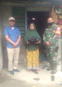 Peduli Warga,Kades Panciro Dan Babinsanya Bagi Bagi Paket Kepada warganya