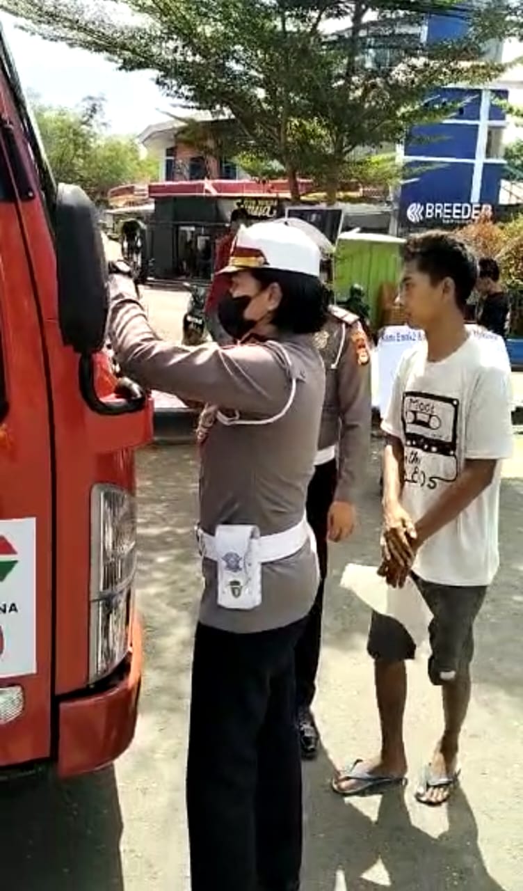 Minimalisir Kecelakaan Kasat Lantas Polres Pangkep Pasang Stiker Himbauan Bagi Pengendara Truk 7141