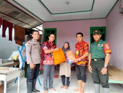 Lurah Parangbanoang Bersama Bhinmas,Bhabinsa dan Staff Serahkan Bantuan Kewarga Korban Angin Kencang