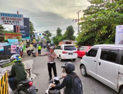 Kanit Turjawali Bersama Anggotanya Aktif Dalam Mengurai Kemacetan