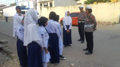 Tidak Gunakan Helm, Kasat Lantas Polres Gowa Tegur Para Pengantar Anak Sekolah