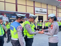 Agar Tetap Fit Saat Menjalankan Tugas, Kasat Lantas Polres Gowa Bagikan Vitamin Ke Personel