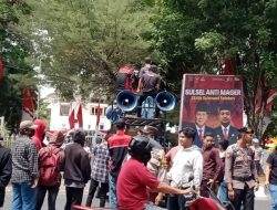 DPP OPM Gelar Aksi Unjuk Rasa Depan Rujab Gubernur, Tuntut Copot Kadis Pendidikan.