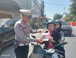 Gelar OPS Zebra Pallawa 2023, Kasat Lantas Polres Gowa Bersama Personel Berbagi Brosur Himbauan Ke Pengendara