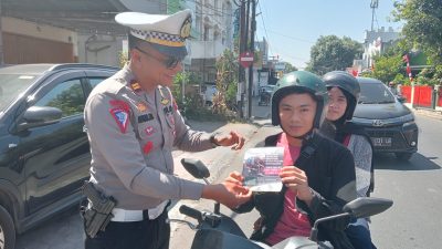 Gelar OPS Zebra Pallawa 2023, Kasat Lantas Polres Gowa Bersama Personel Berbagi Brosur Himbauan Ke Pengendara