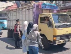 Bentuk Pelayanan Prima, Satsamapta Polres Pelabuhan Makassar Bantu Warga Seberangi Jalan