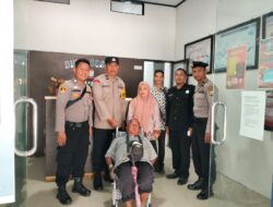 Dengan Sigap, Personil Polsek Wajo Gerak Cepat Bantu seorang lansia Jatuh di badan jalan