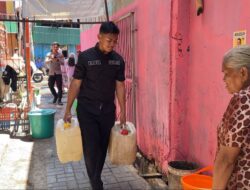 Bantuan Air Bersih, Personil Polres Pelabuhan Makassar Tak Sungkan Angkat Jerigen Air Warga