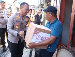 Hadirkan senyuman kebahagiaan, Kapolres Pelabuhan Makassar Berikan Sembako Pada warga yang terkena Musibah Kebakaran