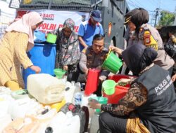 Polres Pelabuhan Makassar Kembali Bagikan Air Bersih ke Daerah Krisis, Wujud Kepedulian untuk Meraih Pahala