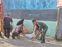 Sinergitas TNI-Polri: Bhabinkamtibmas Ende bersama Babinsa Kerja Bakti Bersama Masyarakat