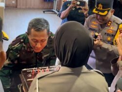 Danlantamal VI Mendapatkan Kejutan kue ulang tahun pada HUT TNI ke-79 dari Kapolres AKBP Restu Wijayanto
