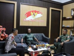 Sambangi Makosat Brimob Polda Sulsel, Dandim Bone Beri Kenang-kenangan AKBP Nur Ichsan