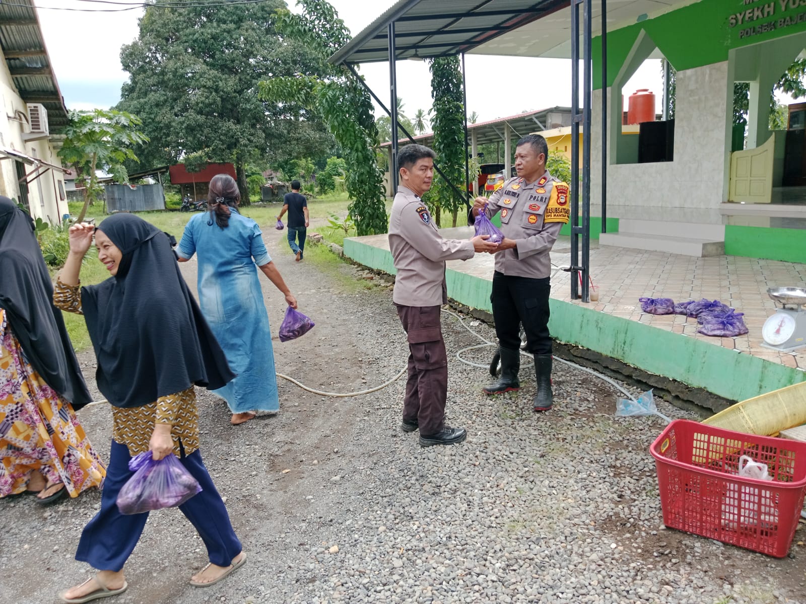 Kapolsek Bajeng Panen Ikan Nila Hasil Budidaya Bioflok di Mako Polsek