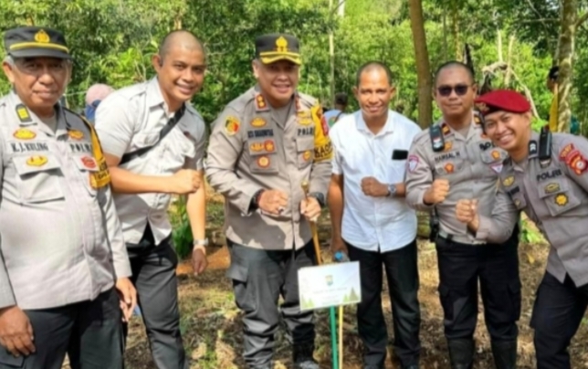 Kapolres Gowa Hadiri Penanaman Pohon Serentak di Kecamatan Parangloe