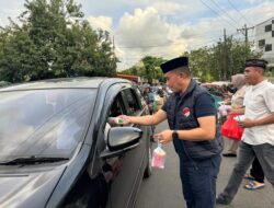 Keluarga besar polres gowa berbagi rejeki di jalan hoscokroaminoto