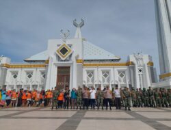 Jalin Sinergitas, Polres Gowa Bersama Kodim 1409/Gowa Gelar Kerja Bakti di Masjid Syekh Yusuf Sungguminasa