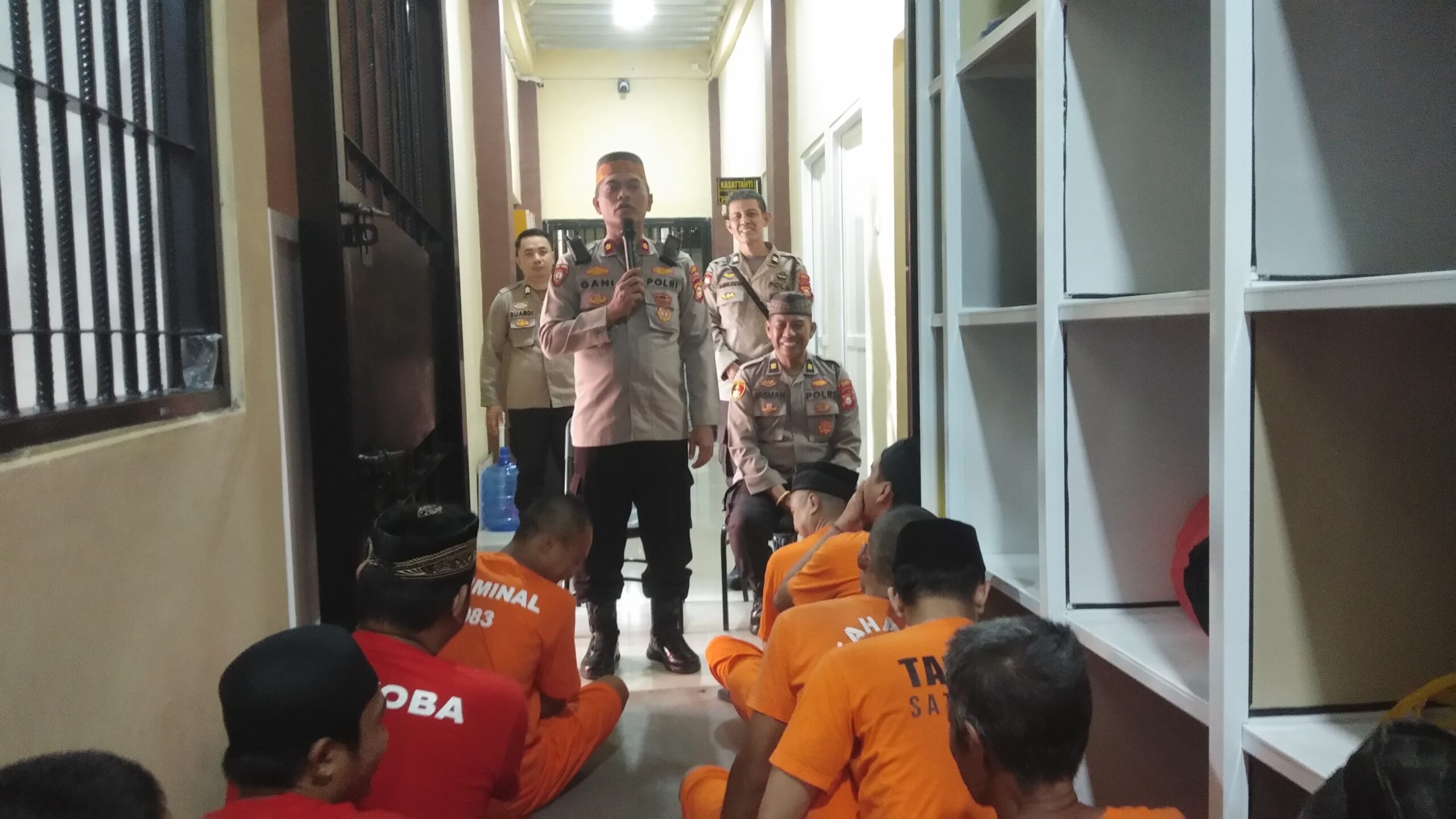 Para tahanan mendengarkan tausiah Wakapolres Gowa